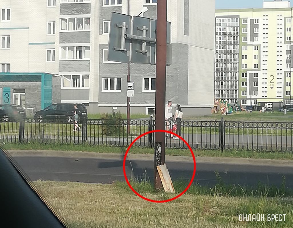 Брест, ул. Махновича. Это ведь опасно? Мой ребёнок чуть туда не влез