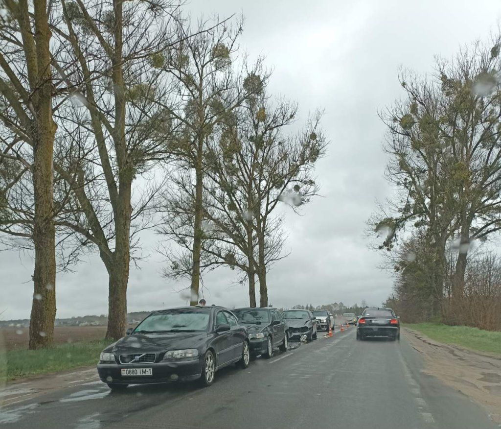 Очевидец: Произошло ДТП с участием нескольких авто. Каменица-Жировецкая, возле кладбища