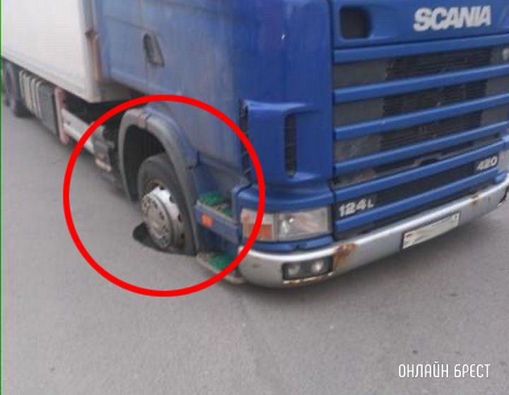 Читатель: В Бресте на Партизанском проспекте большегруз провалился колесом под асфальт