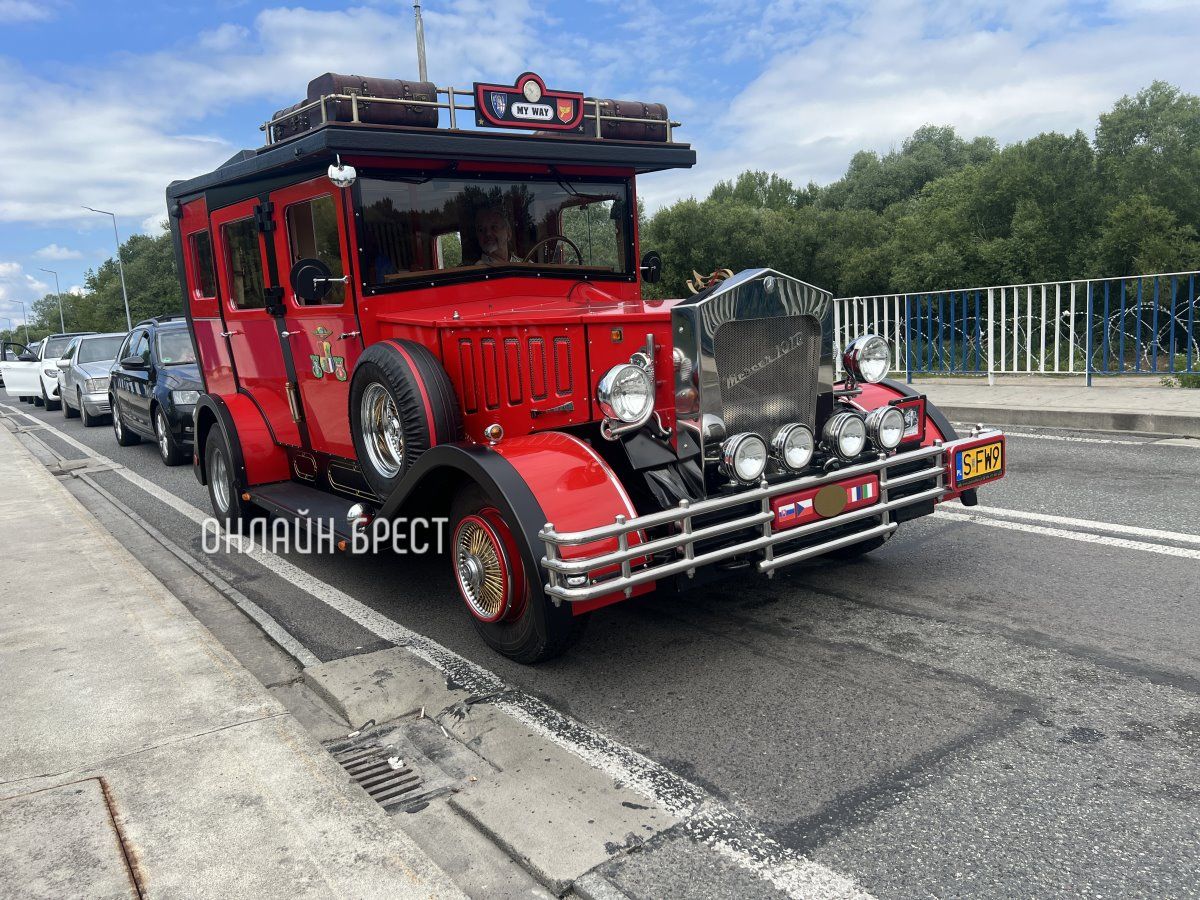 Читатель: Вот такая необычная машина ехала из Польши в Брест. 12 лет человек делал ее своими руками