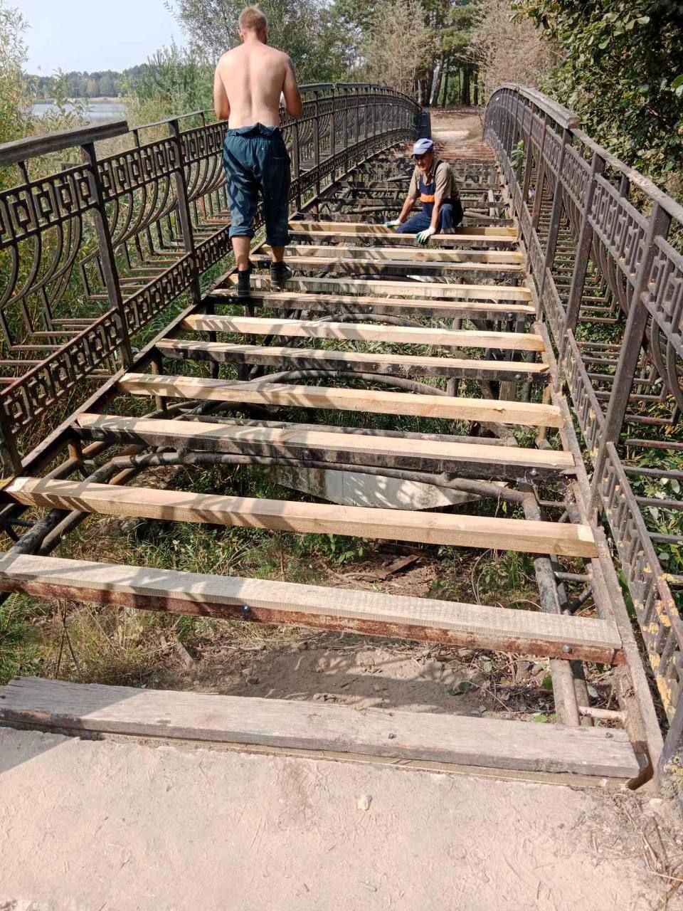 На мосту в Красном дворе идет устройство настила