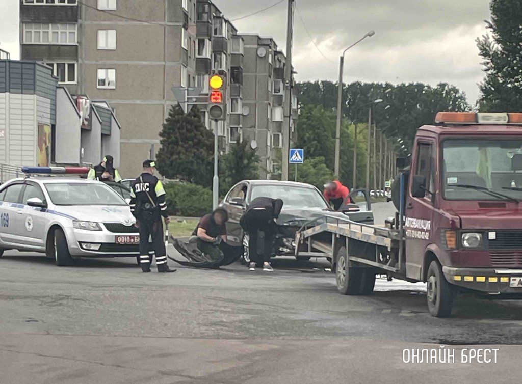Очевидец: В Кобрине BMW столкнулся с автомобилем скорой помощи