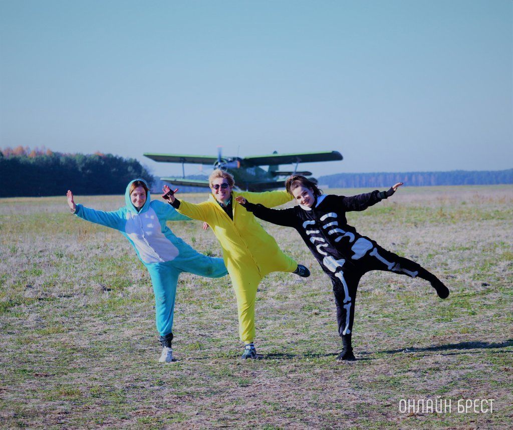 Читатель: Костюмированное шоу от брестских парашютистов