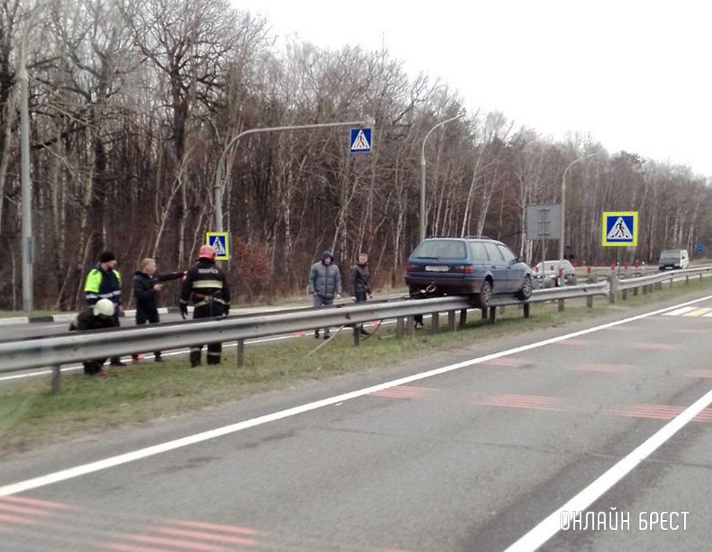 Очевидец: Необычное ДТП. Автомобиль «запрыгнул» на отбойник возле Бреста. Как?!