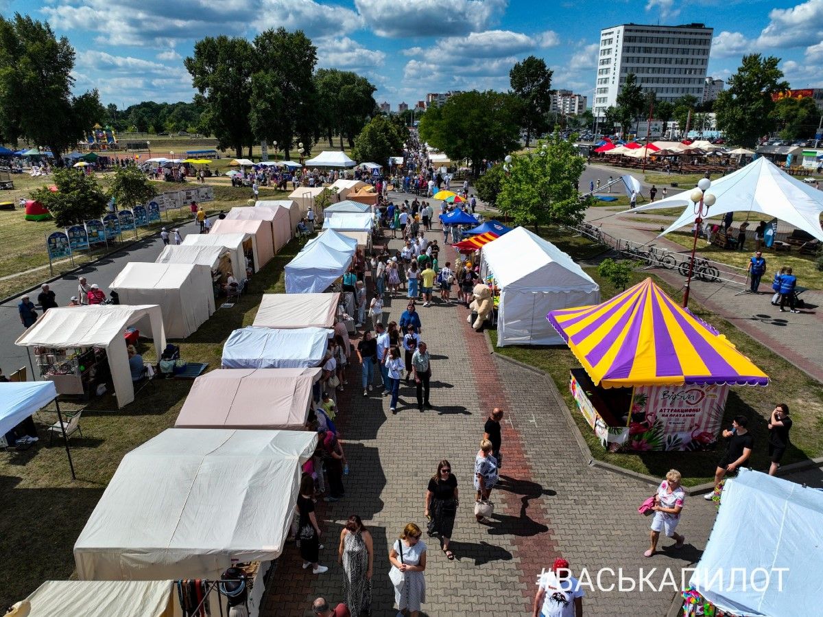 Смотрите, что сейчас происходит возле Ледового дворца Бреста
