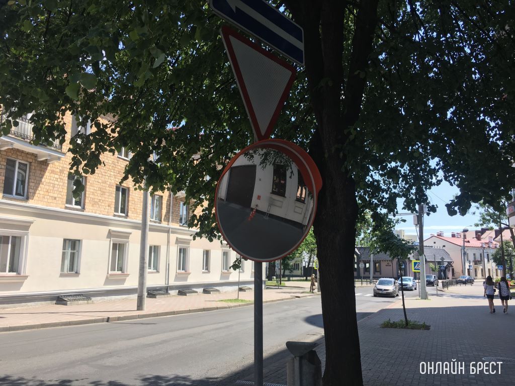 Как считаете, нужны ли в Бресте такие зеркала при выезде на главную дорогу, а особенно с непросматриваемых переулков