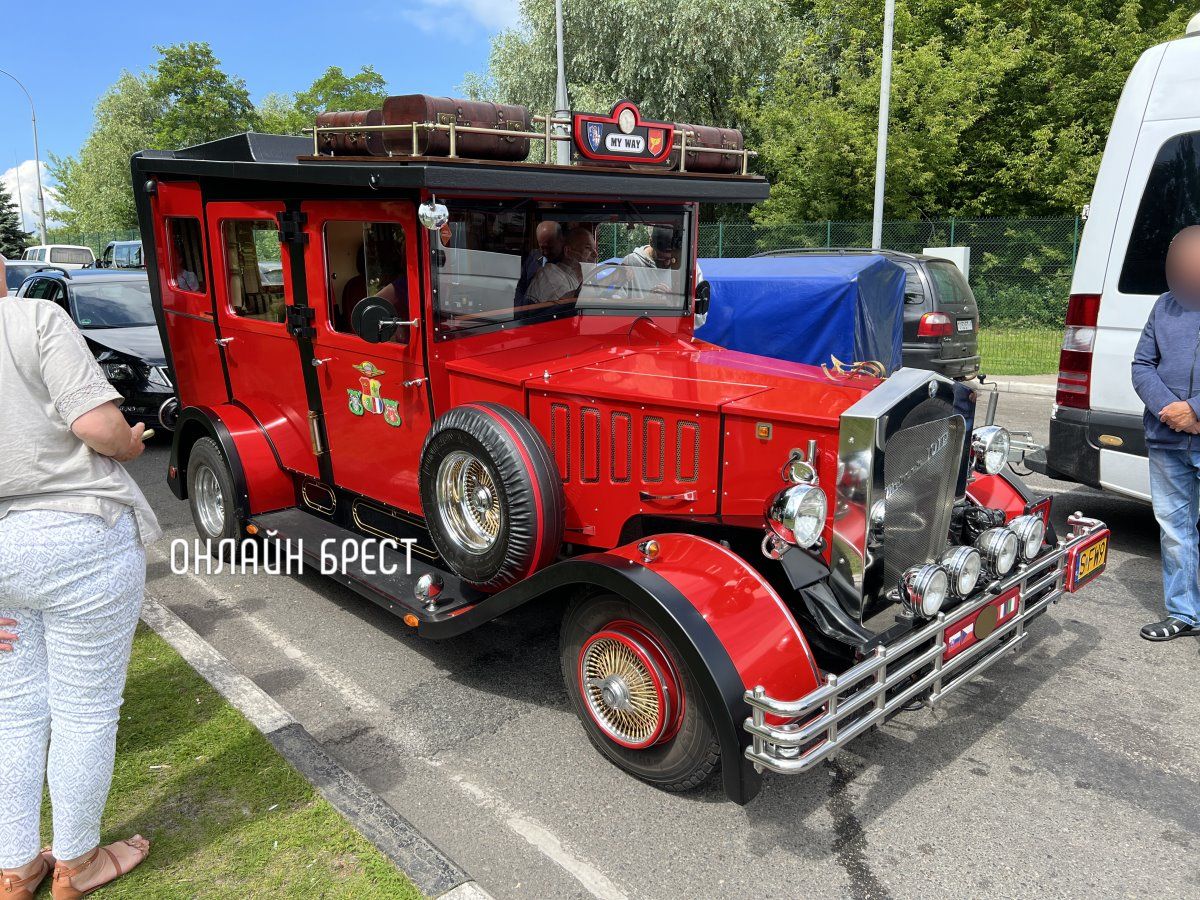 Читатель: Вот такая необычная машина ехала из Польши в Брест. 12 лет человек делал ее своими руками