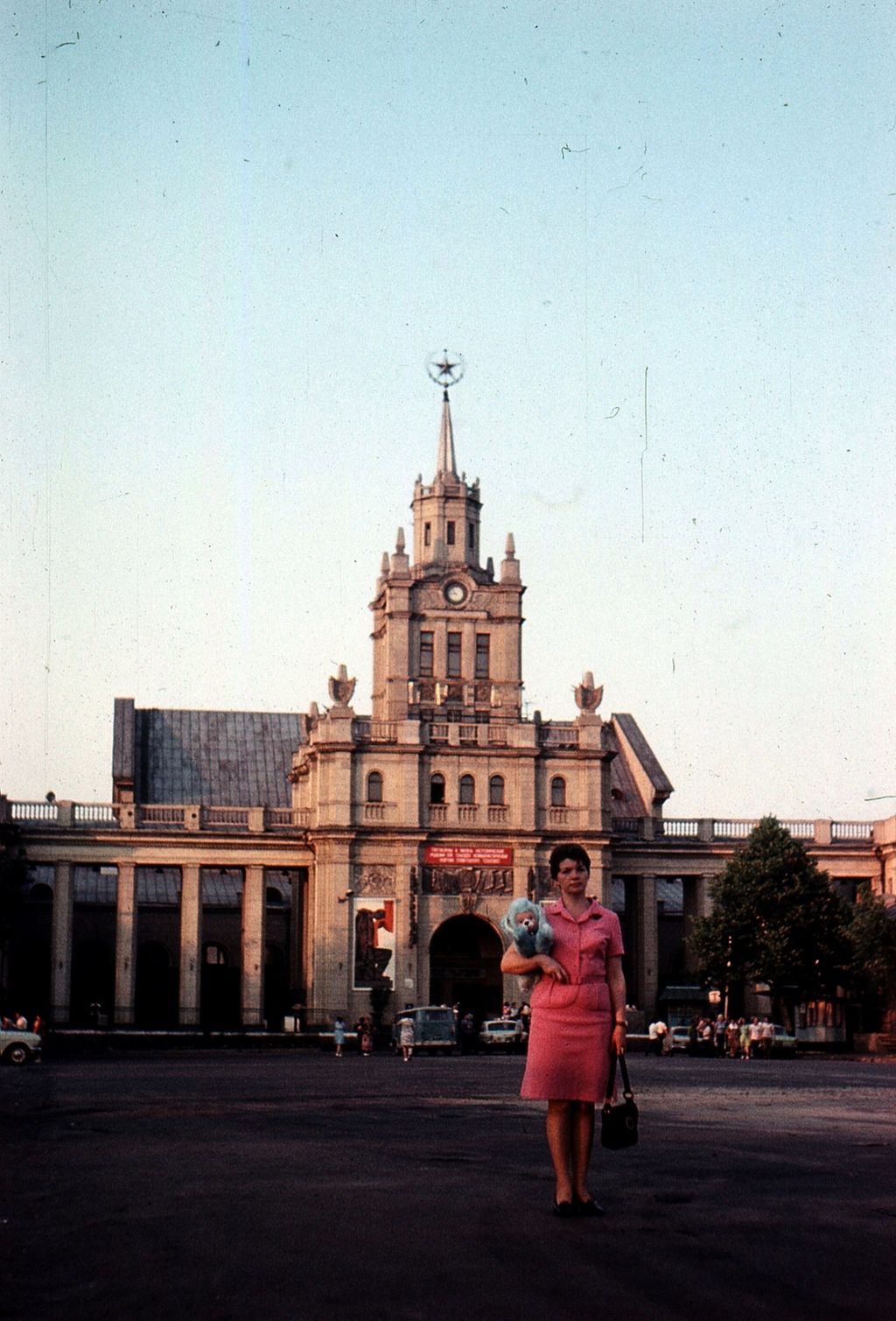 Дама с игрушкой. Железнодорожный вокзал в Бресте, 1976 год