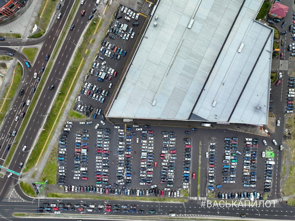 Почти все места возле магазинов заняты. Парковки Бреста перед Новым годом