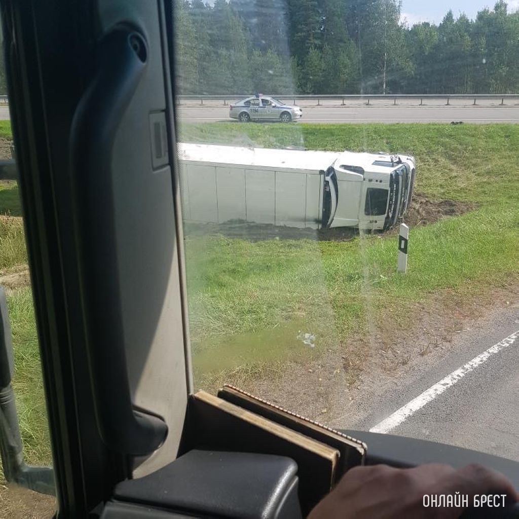 На трассе М1 (177 км) перевернулась фура