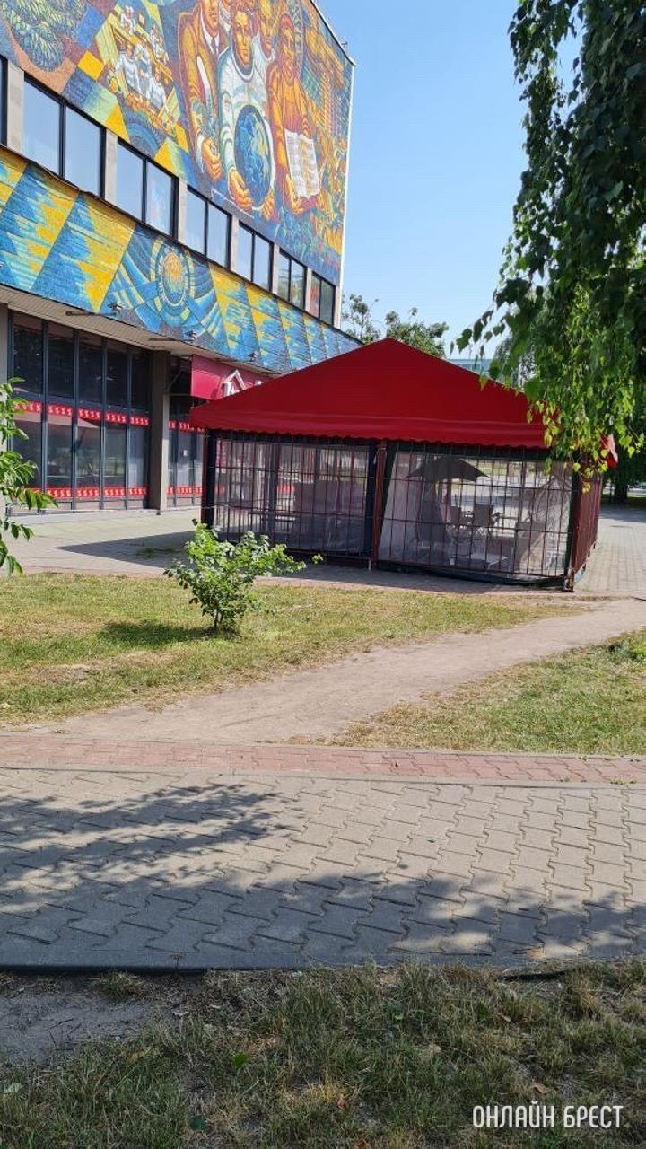 Брест, ул. Московская, ост. Завод. Перекрыли проход по тротуару. Люди ходят по газону