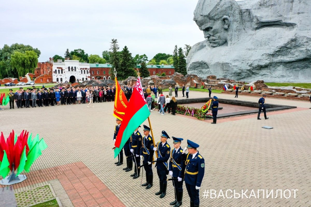В Брестской крепости возложили цветы к Вечному огню