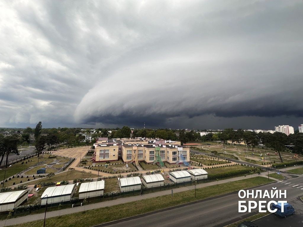 Сегодня вечером небо над Брестом выглядело так