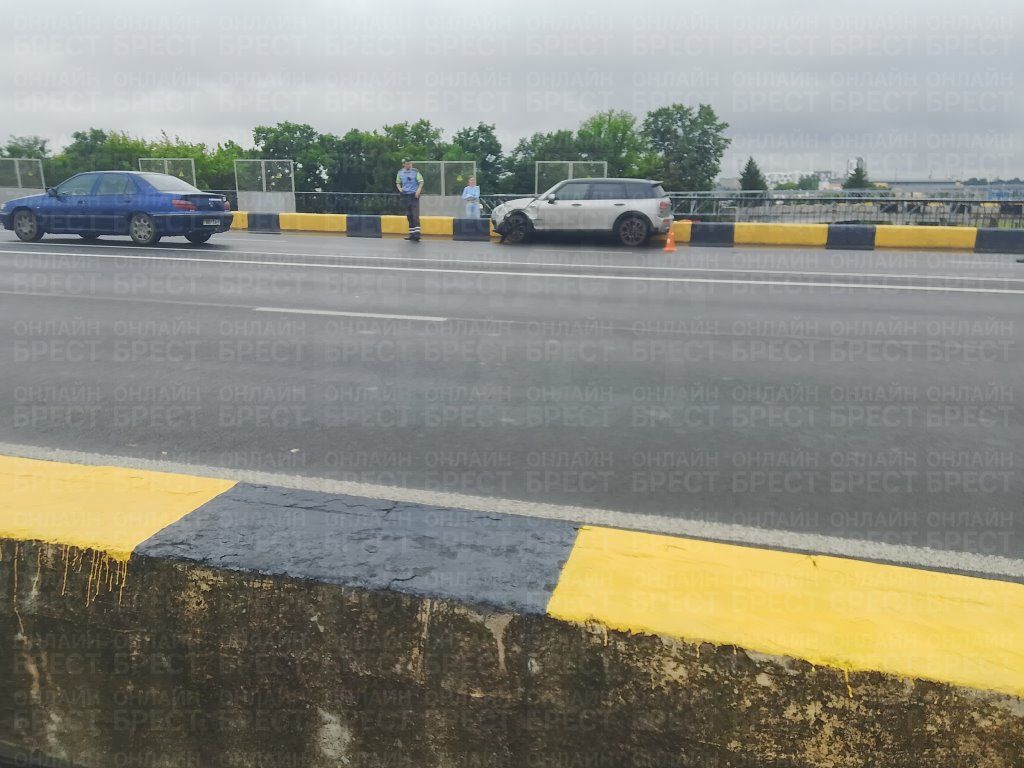 Читатель: В Бресте на мосту возле ж/д вокзала перевернулся автомобиль