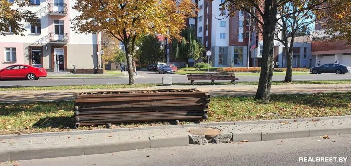 Почему в Бресте на бульварах Шевченко и Космонавтов спилили ограждение между дорогой и пешеходной аллеей?