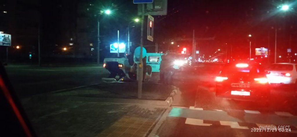 Очевидец: В Бресте на пересечении просп. Республики и Московской произошло ДТП. Автомобиль лежит на крыше