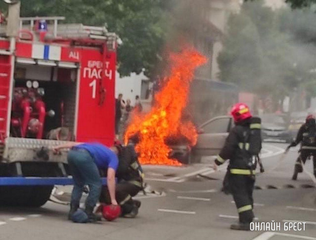 Читатель: Забирают автомобиль, который сегодня горел на Пушкинской в Бресте