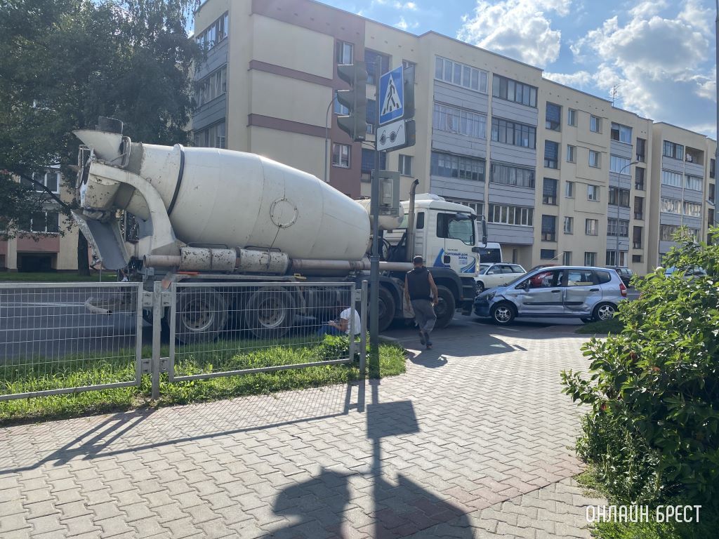 В Бресте на ул. Брестских Дивизий произошло серьёзное ДТП