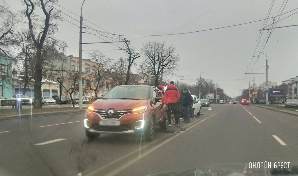 Появилось видео сегодняшнего ДТП в Бресте возле ЦУМа