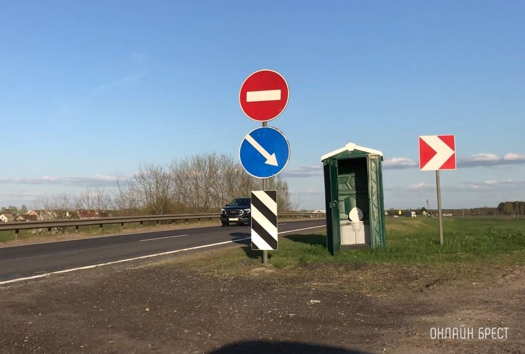 Читатель: Зачем здесь туалет? Фото сделано возле Бреста