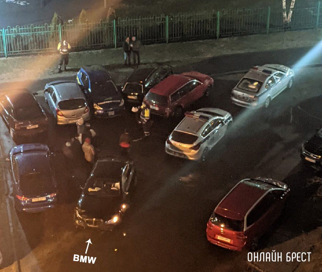 Читатель: Вчера водитель BMW «протаранил» во дворе в Бресте несколько автомобилей. Так выглядела картина сверху