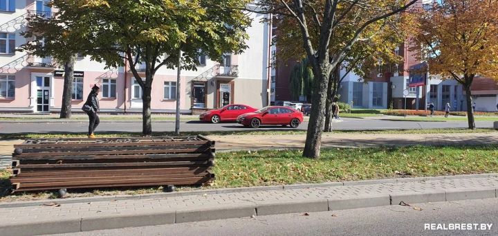 Почему в Бресте на бульварах Шевченко и Космонавтов спилили ограждение между дорогой и пешеходной аллеей?