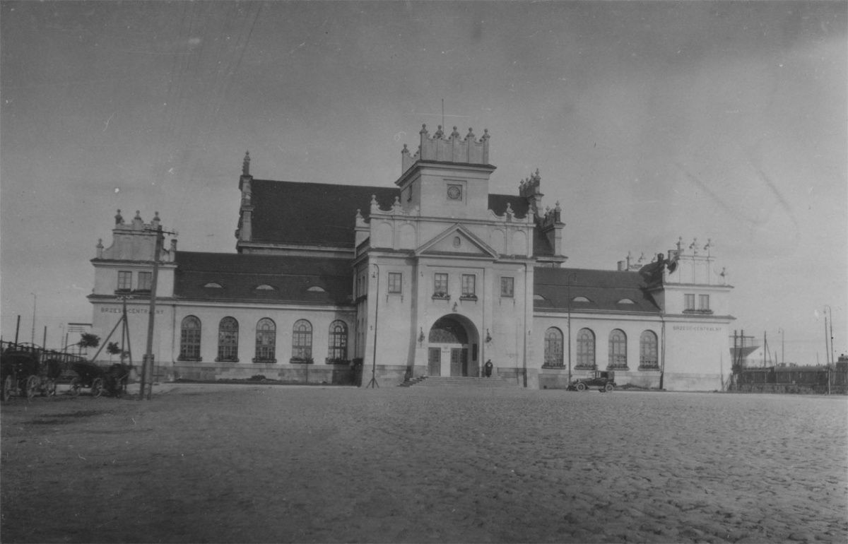 Читатель: Классные фото! Так выглядел железнодорожный вокзал в Бресте в 1930-е