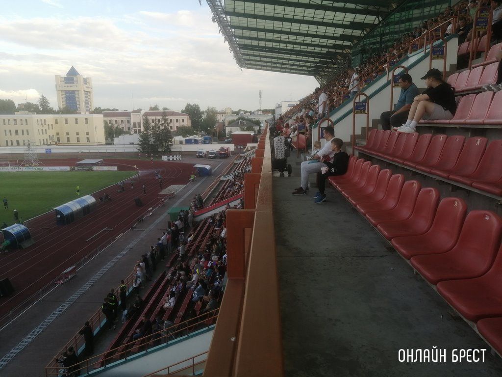 Читатель: Футбольный матч «Динамо» с «Торпедо-БелАЗ» пришли посмотреть более 3 тысяч зрителей