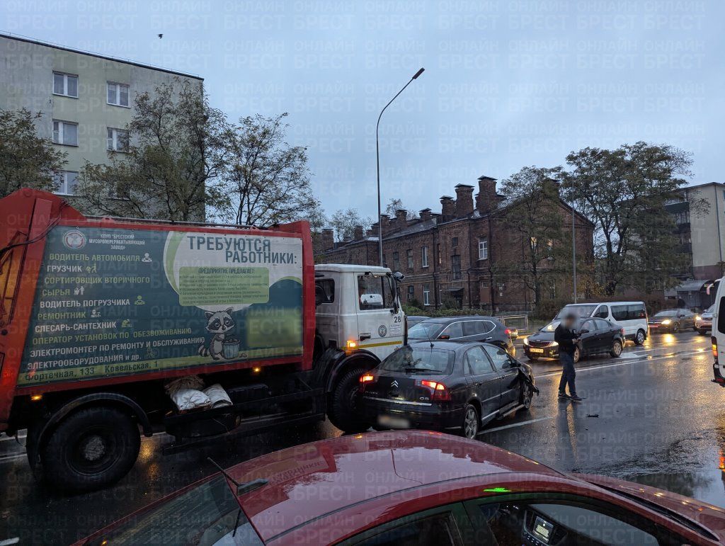 Читатель: ДТП на улице Брестских Дивизий в Бресте. Предварительно, столкнулись три автомобиля.