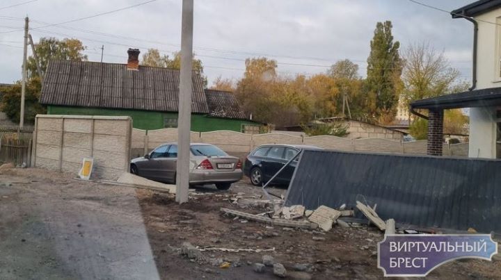 Стали известны подробности ДТП на Шевченко в Бресте, где автомобиль въехал в забор