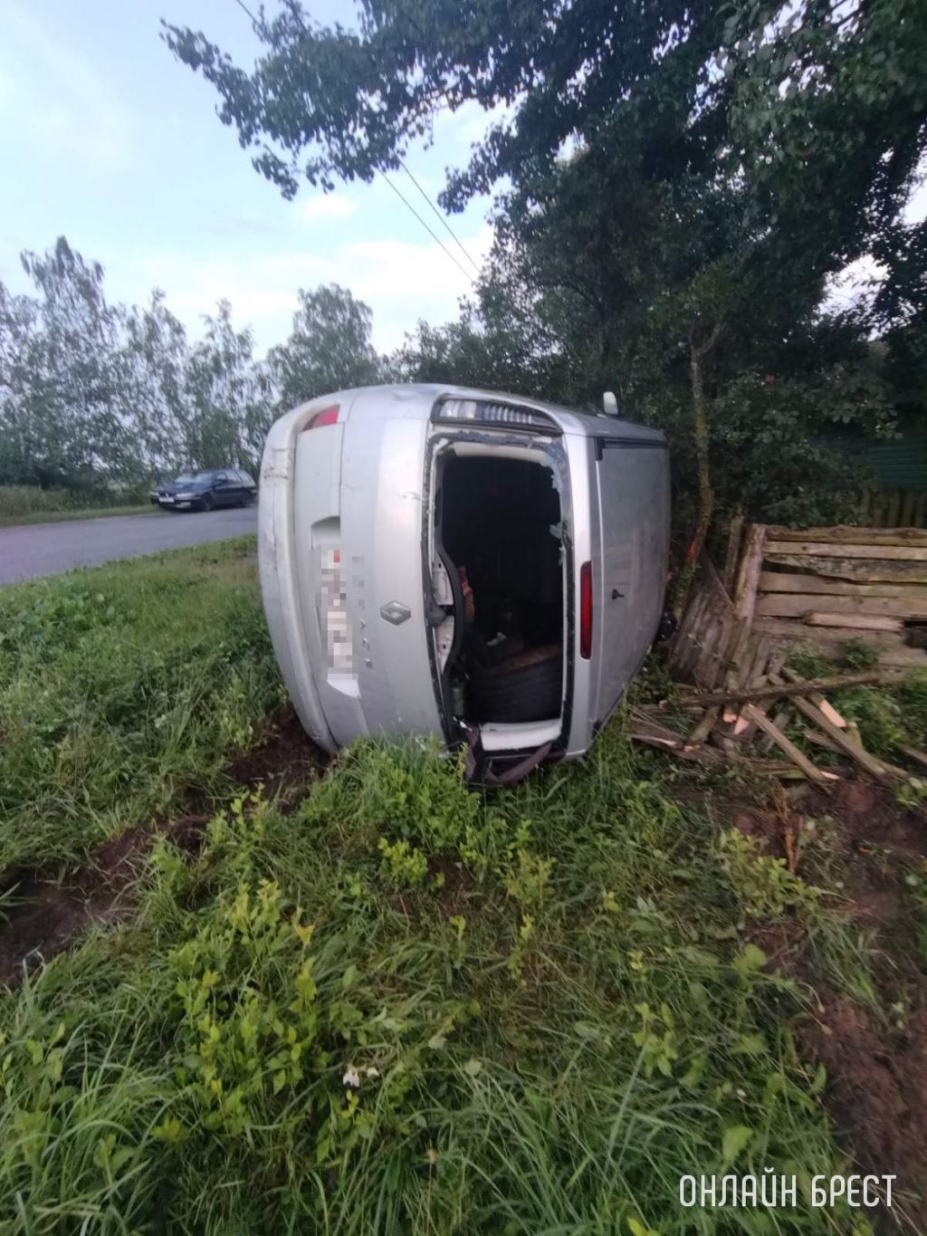 В Пружанском районе автомобиль в результате ДТП оказался на боку