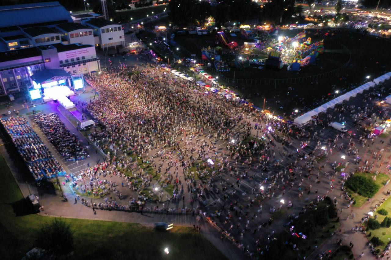 Вечер возле Ледового дворца в Бресте