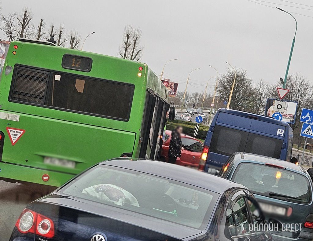 Очевидец: В Бресте на б.Шевченко произошло ДТП с участием автобуса