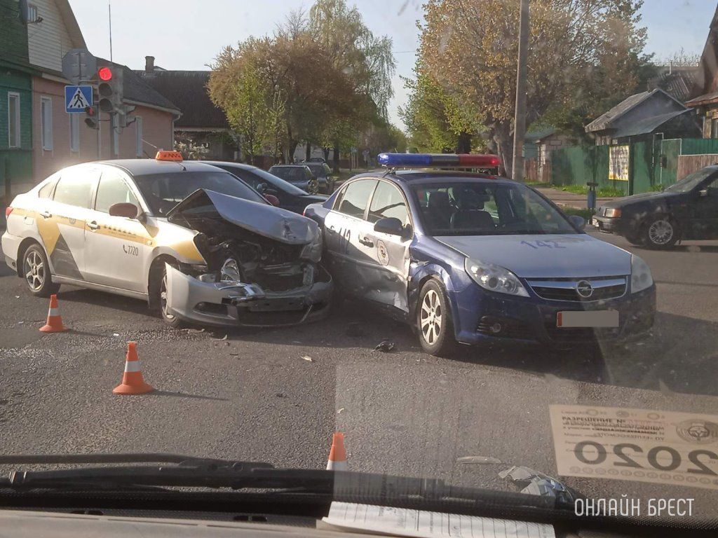 Очевидец: В Барановичах столкнулись автомобиль милиции и такси