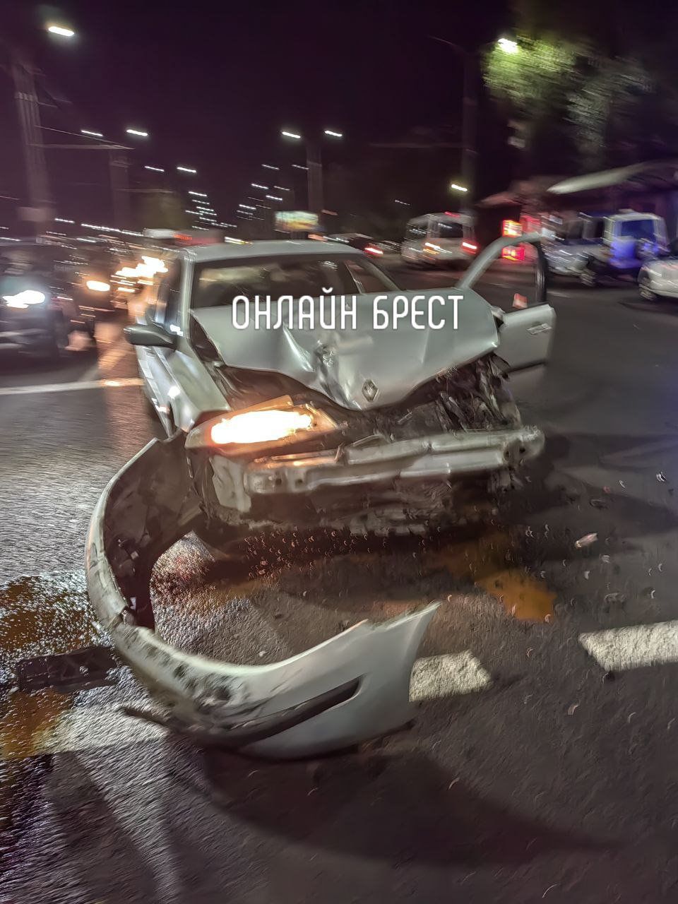 Читатель: ДТП произошло на Суворова в Бресте. Легковушке сильно досталось