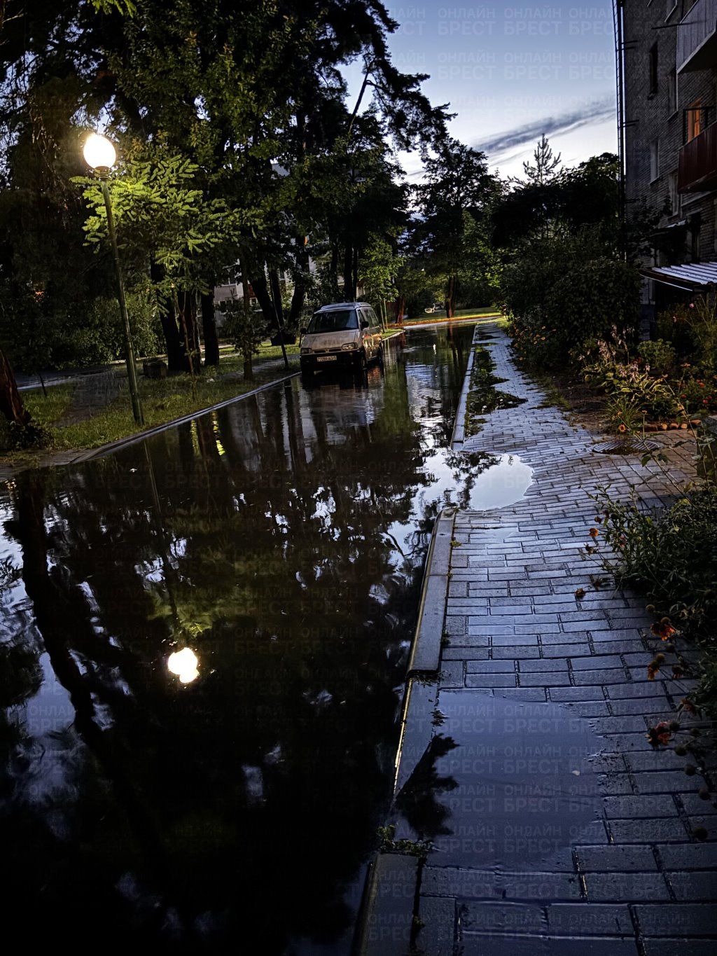 Читательница: После каждого дождя такая история — даже если он не сильный. Брест, ул. Жукова, 12.