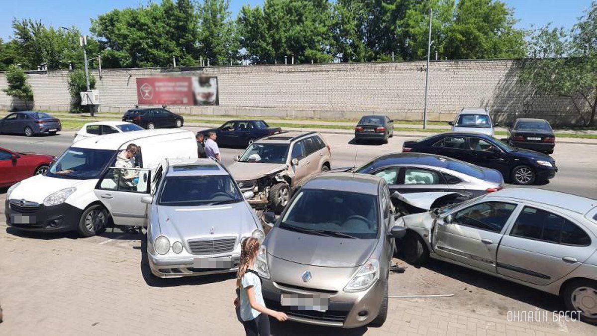 Читатель: Жесть! На Гоголя в Бресте произошло серьёзное ДТП. Пострадали несколько машин