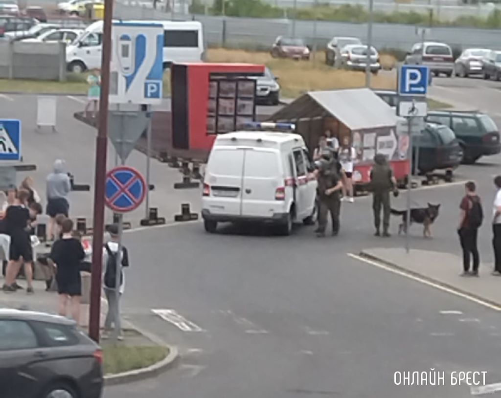 В Бресте эвакуировали людей из гипермаркета Green на улице Махновича