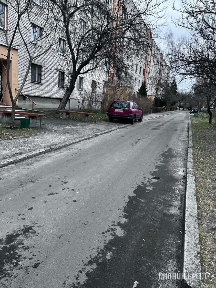 Читатель: Вот так паркуются во дворах Бреста