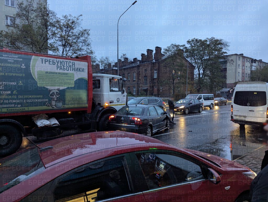 Читатель: ДТП на улице Брестских Дивизий в Бресте. Предварительно, столкнулись три автомобиля.