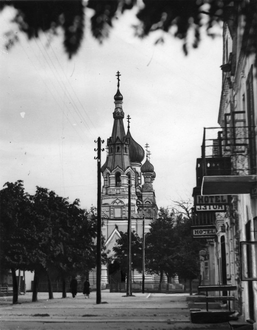 Читатель: Старое фото Бреста. Отель на переднем плане и Свято-Николаевская братская церковь
