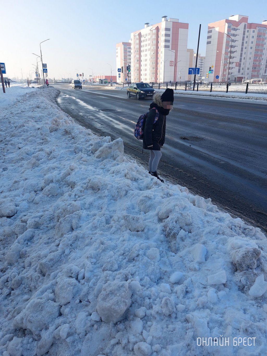 Читатель: Сугробы на остановке детям по колено