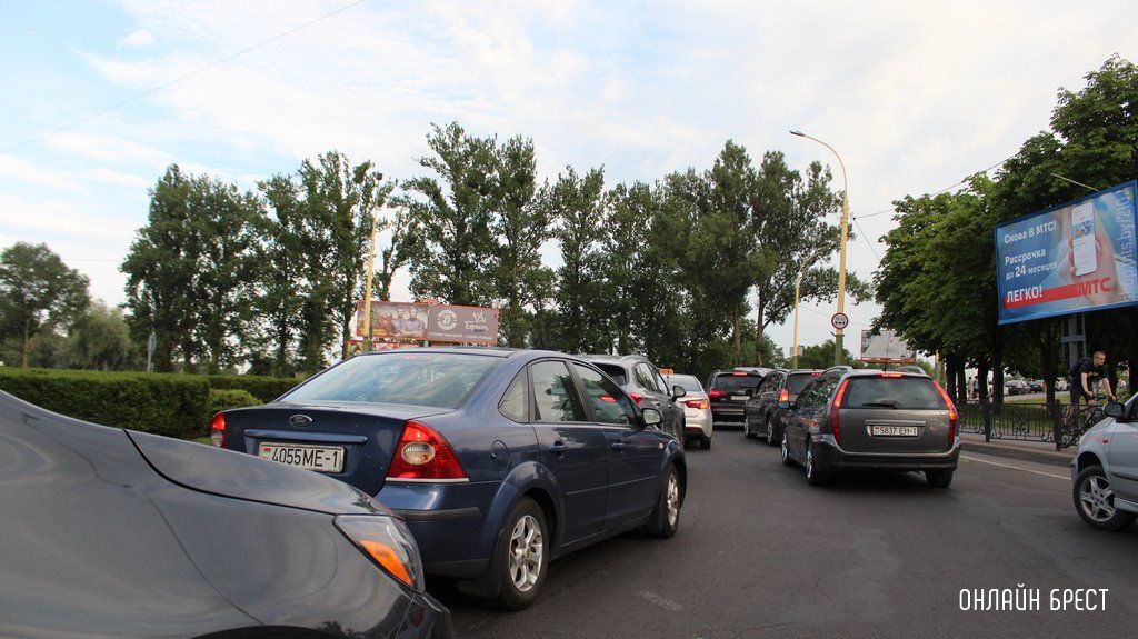 Читатель: верно ли такое расположение движения или же правильнее двигаться только с крайней правой полосы, ввиду образования заторов?