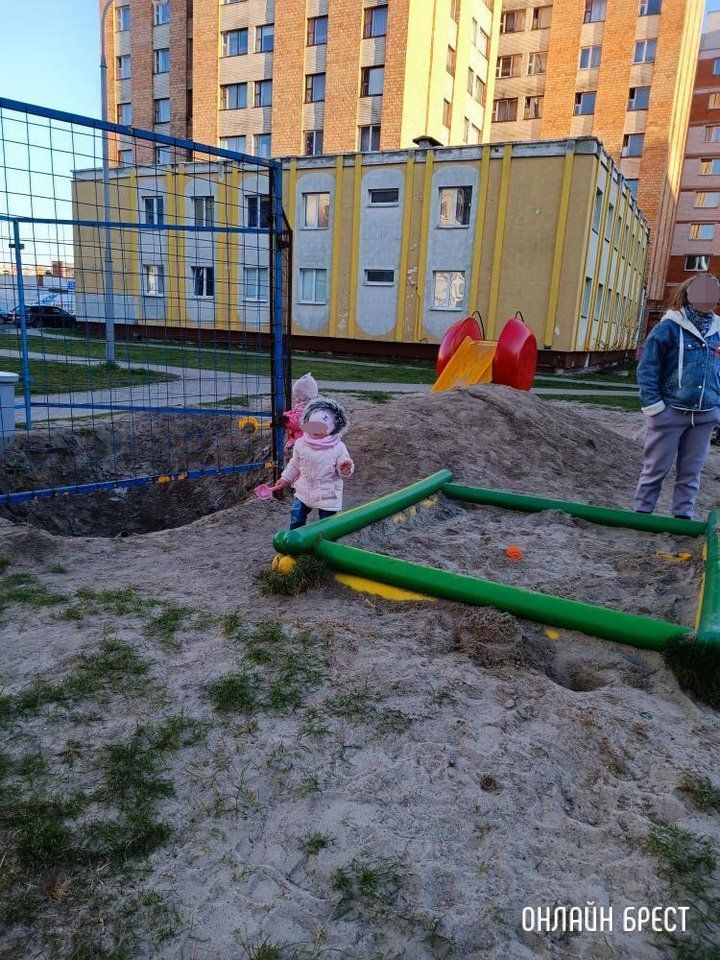 Читатель: Выкопали ямы на нашей алее рядом с песочницей. Вчера туда упал ребёнок