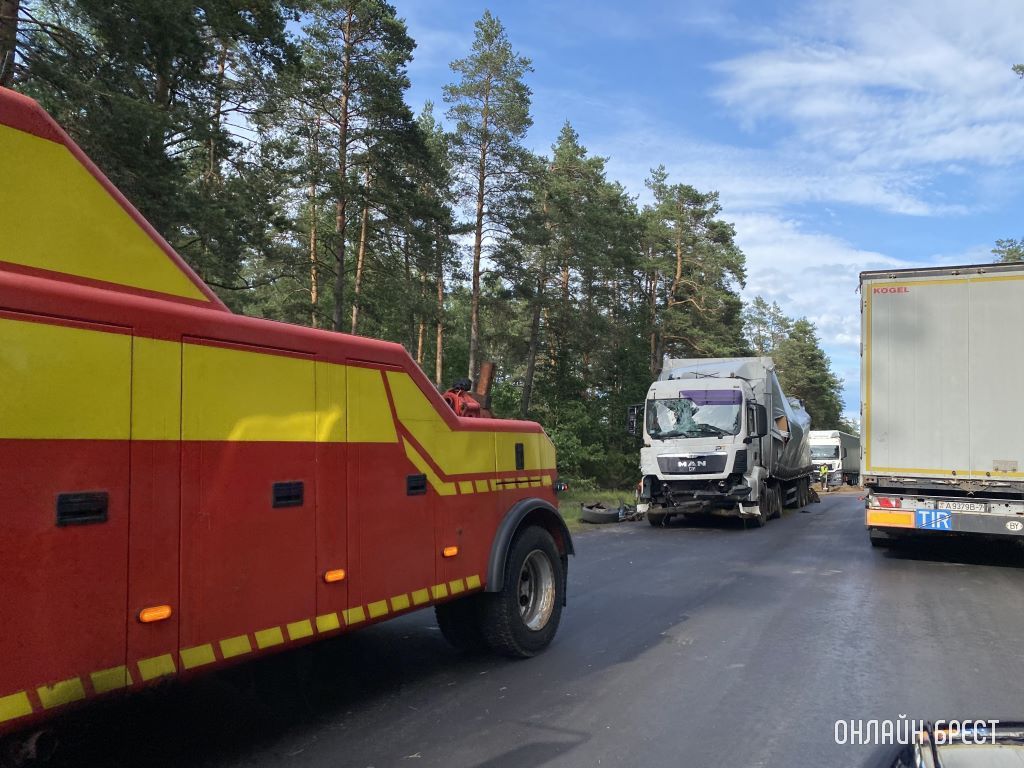 В Брестской области произошло ДТП. Происшествие произошло через пару километров, когда съезжаешь с трассы М1 на Слуцк