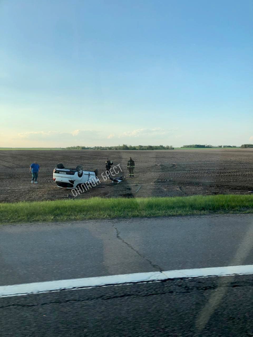 Читатель: На трассе М1 перевернулся автомобиль. ДТП произошло возле деревни Родковичи, Барановичский район