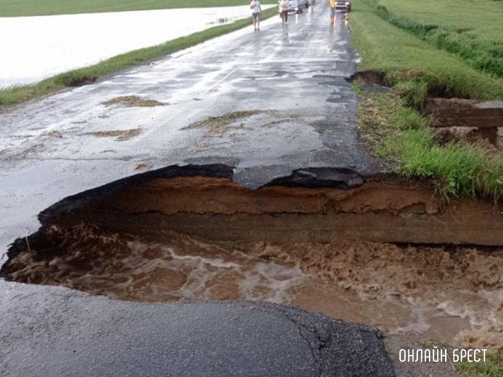 Читатель: Будьте осторожны! Недалеко от Бреста размыло дорогу