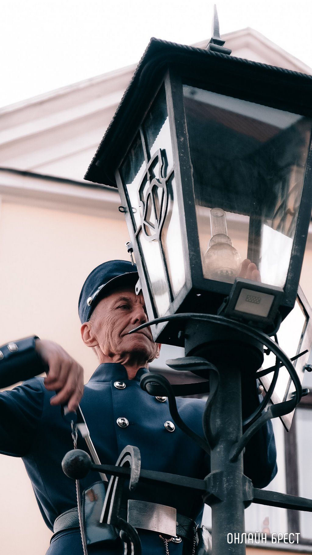 Читатель: Брестский фонарщик зажигает фонари