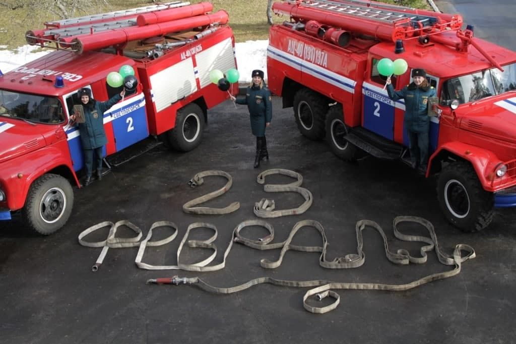 Женский коллектив Светлогорского райотдела МЧС творчески подошел к поздравлению коллег с Днем защитника Отечества