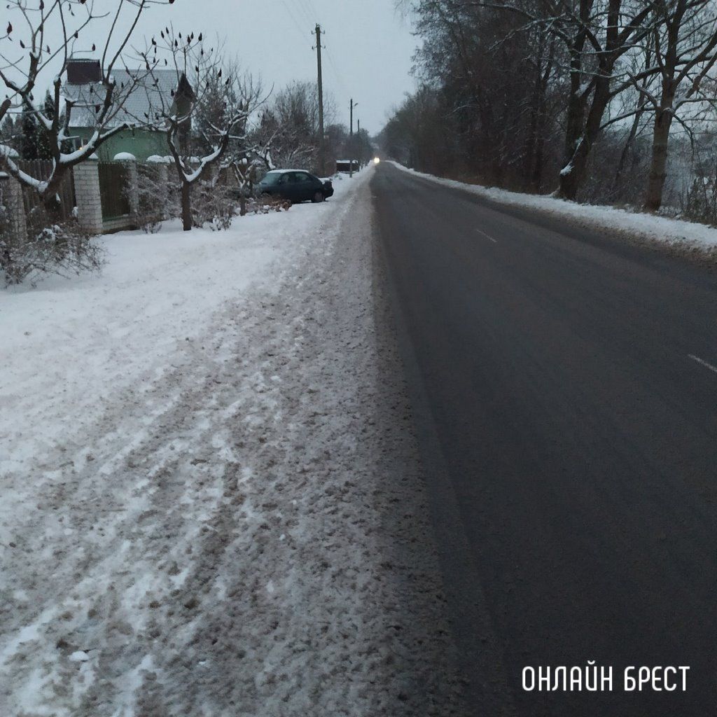 Читатель: Брестский район, д. Скоки. Дорога почищена, а дорожка для пешеходов вся засыпана снегом